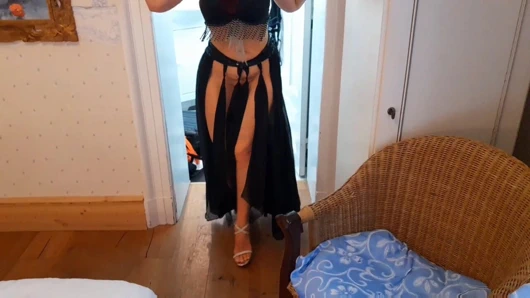 Amatör sarışın olgun evli kadın yarı giyinik seks oyunlarının tadını çıkarıyor