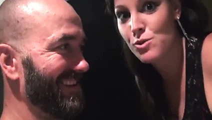 Iki azgın muhabbet kuşları halka açık yerlerde lanet aşk