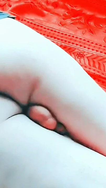 Kalın bacaklı beyaz shemale büyük doğal göğüsleriyle seksi ateşli azgın ladyboy | Bölüm 1