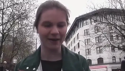 Sevimli minyon saf kıllı kız utangaç solo