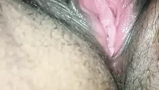 Nepalli Hintli bhavi evde yalnızken amını ovuyor. Kocasıyla seks yapmaya ve sekse hazır olmaya hevesli.