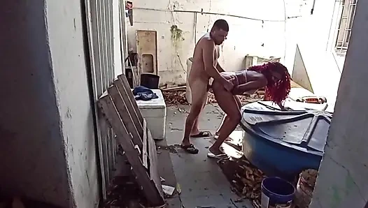 Arka bahçede temizlikçi kadına ateşli bir şekilde sokuyor