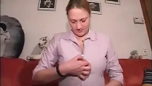 Komşunun kızları böyle! Mastürbasyon yaparken izle!