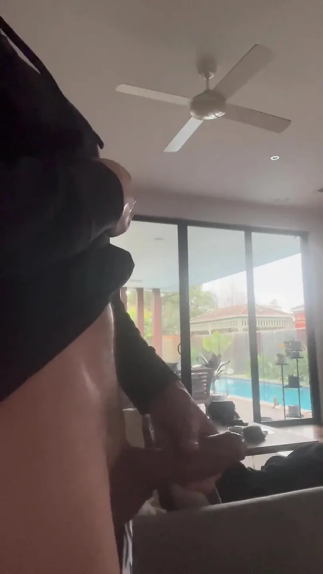 Дрочу надеясь, что мой сосед по соседству видит мой член