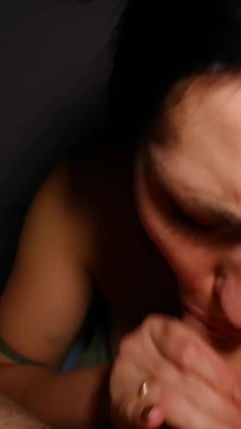 Мощный момент из "шаловливая юная подруга заставила его кончить, пока он смотрел телевизор"