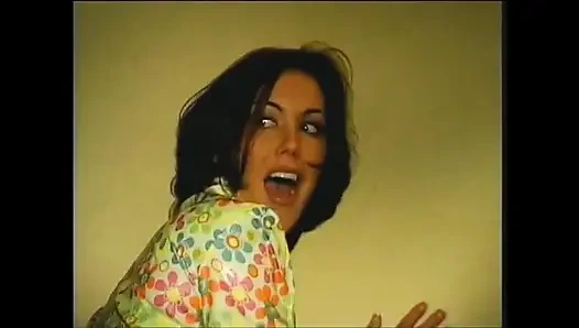 Ateşli orta yaşlı seksi kadın emmeye ve sıkı göt deliğinden sikilmeye hazır