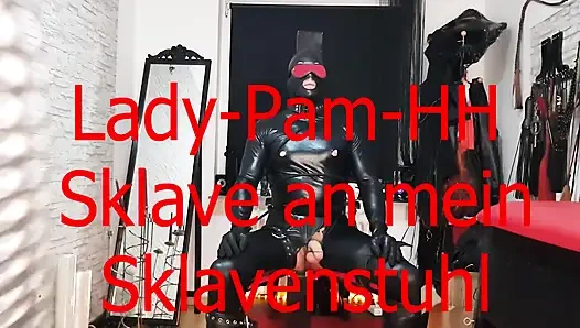 Lateks kaplı adam büyük memeli domme tarafından sert sağılıyor