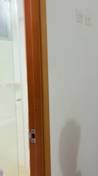 Üvey erkek kardeş duştan çıktıktan sonra üvey kız kardeşini yakalıyor ve fantezisini gerçekleştiriyor. | Klip 1
