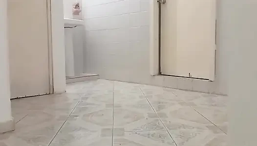 Tombul komşu yeni dairesini temizliyor