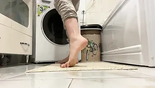 Çıplak ayakla dolaşıyor