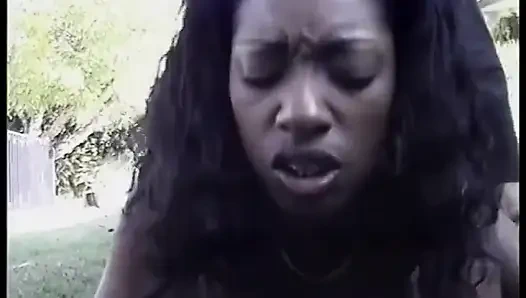 Ateşli zenci bebek soyunuyor ve sonra büyük siyah yarağı emiyor