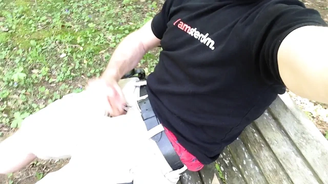 Ayakta boşalıyorum, yüzüne bakış açısı. Halka açık parkta bankta mastürbasyon yapıyorum. Sözlü mastürbasyon. Tam video.