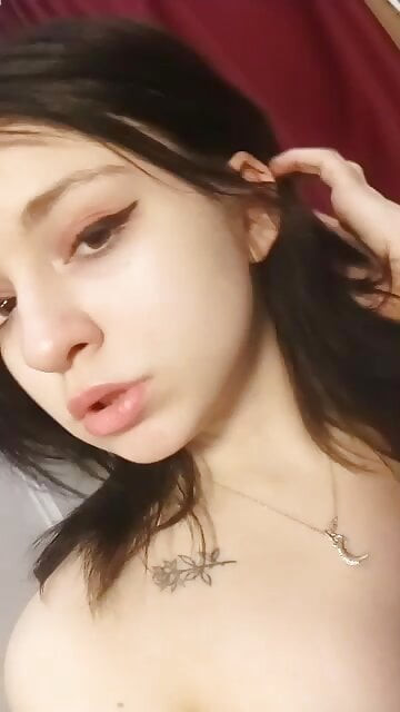 Çıplak, güzel, nazik ev yapımı striptiz. yakın çekim