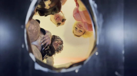 Kaseye işiyor - götümüze ve amcığımıza hayran kal - çişimizi koklamak zorunda