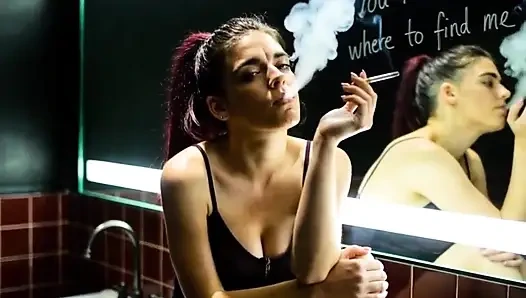 Banyoda sigara içiyor