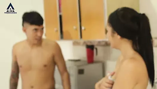 Üvey kız kardeşimi mutfakta sikiyorum