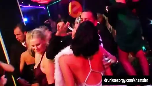 Porno yıldızları kumarhane partisinde yarak alır