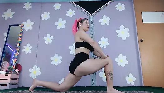 Sevimli orta yaşlı seksi kadın yoga yapıyor ve büyük göğüslerini gösteriyor