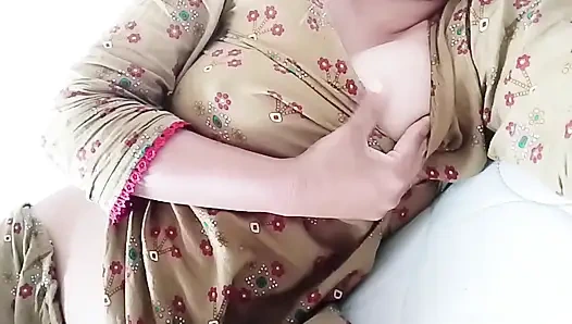 Güzel evli kadın göğüslerini gösteriyor ve büyük uzun yarağa ihtiyacı var