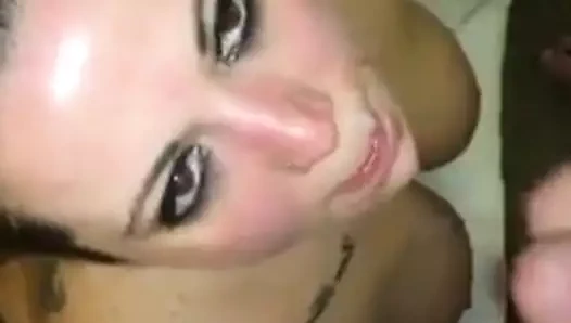 Aran bir arkadaşıyla yüz bakımı paylaşıyor