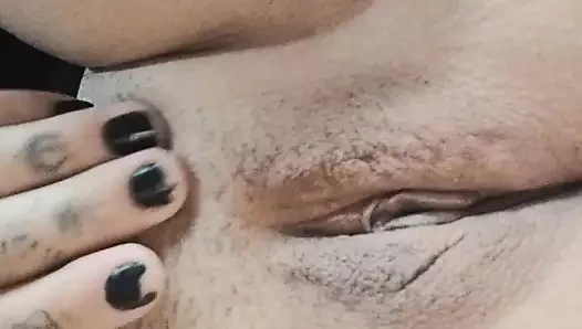 Sekreter parmağıyla vajinasına dokunuyor