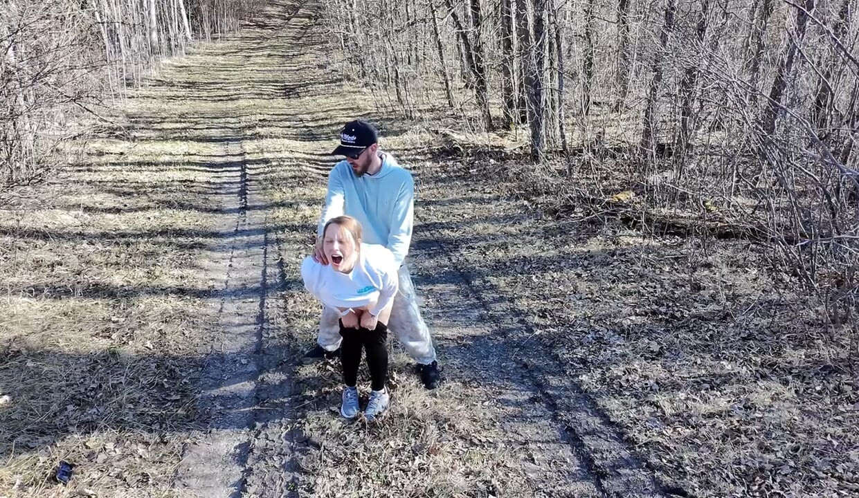Orta yaşlı seksi kadın dışarıda sikiliyor ve ardından bir dron