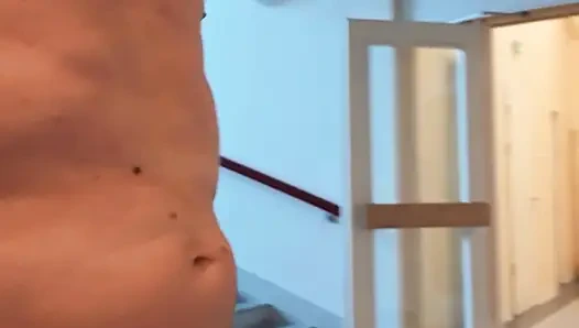 İş yerinde mastürbasyon yapıyor ve fışkırtıyor