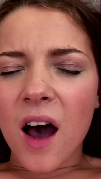 Захватывающий момент из "Мечтательные юные лесбиянки не могут учиться, пока не снимают напряжение, трахая пальцами их мокрые пизды и тугие задницы"