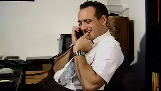 İki çekici Fransız hatun ateşli anal üçlü seksin tadını çıkarıyor