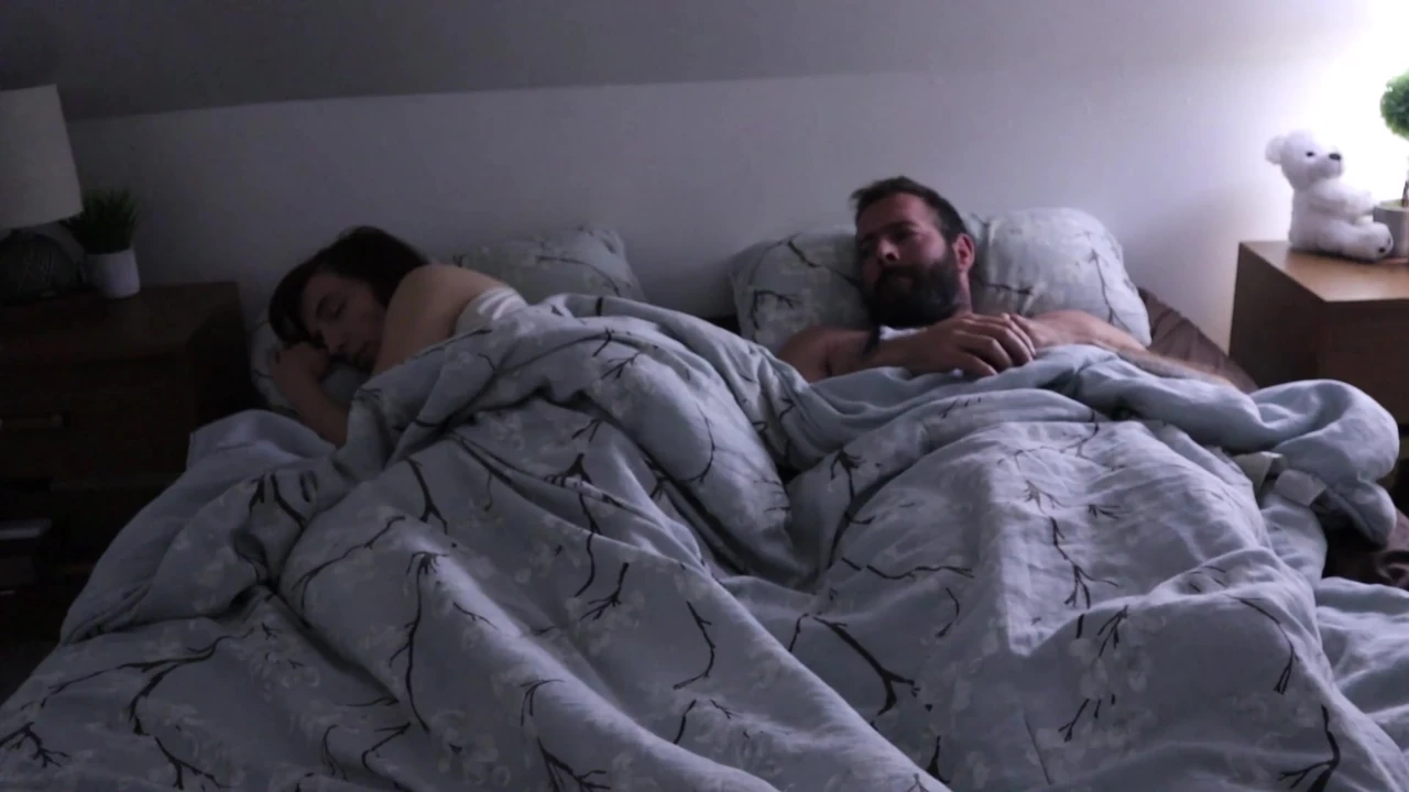 सौतेले बेटे और उसकी सौतेली माँ के बीच बिस्तर साझा करने का अनियोजित सेक्स