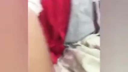 Güzel bir vücuda sahip harika bir genç adam. her şey n