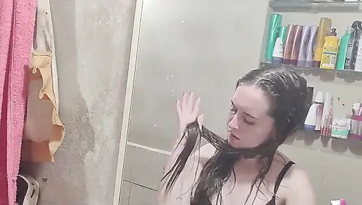 Islak Kılları Fırçalıyor