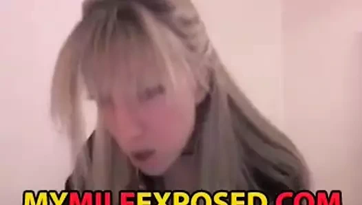 Orta yaşlı seksi sarışın hatun dans ediyor