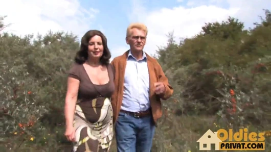 Oldie Sex im Freien