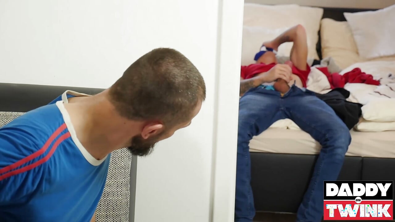 DADDYONTWINK Üvey Baba Eric Lenn, Üvey Oğlu Roman Capellini’yi Sert Sikine Bindiriyor