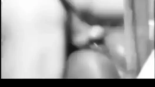 Ju Pantera bu erotik siyah beyaz sahnede götüne bir yarak sokuyor