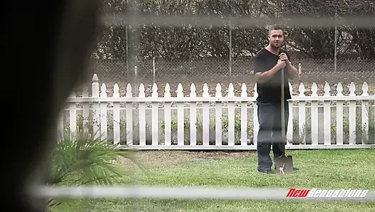 Bailey'in içinde tatlı genç sıkı bir hediyesi var