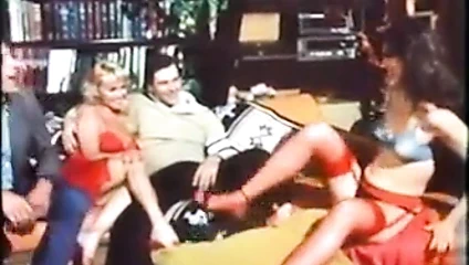 Mütevazı bir akşam seks partisi için mükemmel sürtük makyajı