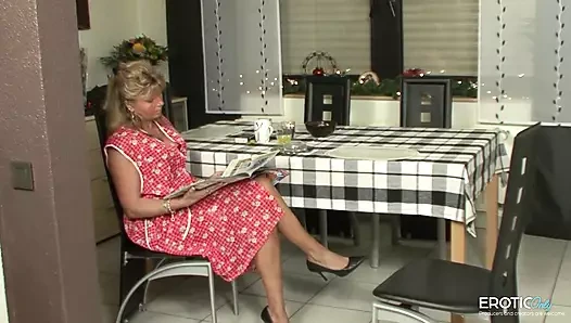 Bugün öğle yemeğinde ne var? Mutfak masasında ıslak amcık!