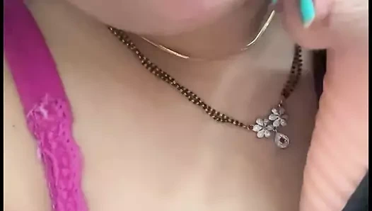 Seksi hintli kadın sari içinde dildoyla baştan çıkarıyor