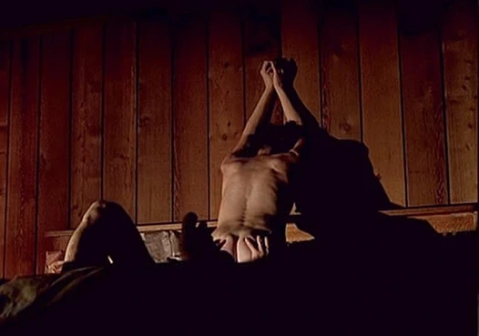 Embeth davidtz kanatlı yaratıklardan bir adama biniyor skandal planı