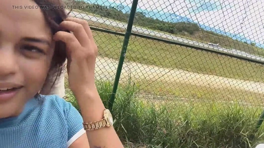 Motosiklet sürerken sevgilime mastürbasyon yapıyor ve havaalanı yakınlarında açık havada sikişiyor