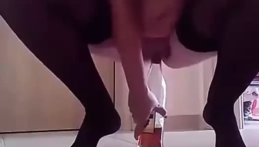 Yunan milf bir şişe metaxa ile eğlenir