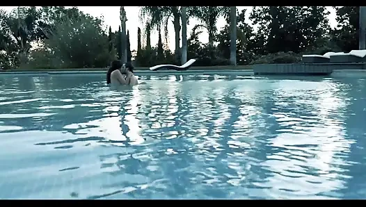 Amcık yalayan amcık yüzme havuzunda büyük yarak emiyor