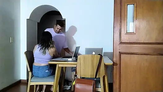 Eski sevgilimi ziyaret ettik ve sonunda sikişiyoruz