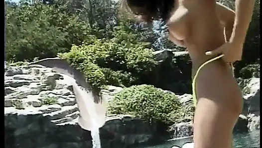 Esmer kadın açık havada sikişmeden önce amını yedirmeyi seviyor