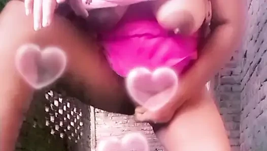 Güzel kız dışarıda finggaring yapıyor.