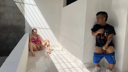 Heyecan verici inlemeler duyuyorum ve seksi üvey kız kardeşimin mastürbasyon yaparken görüyorum; Azıyorum ve boynuzlarını indirmeye karar veriyorum.