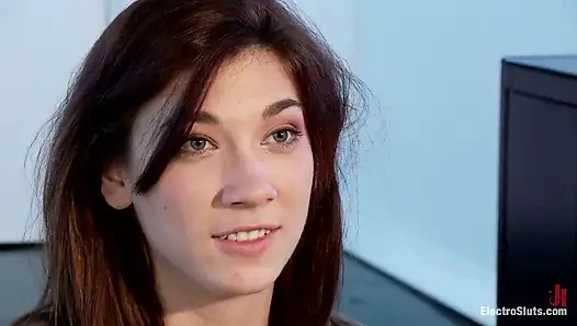 Aiden Starr Hannah Reilly'ye üstte kim olduğunu öğretiyor