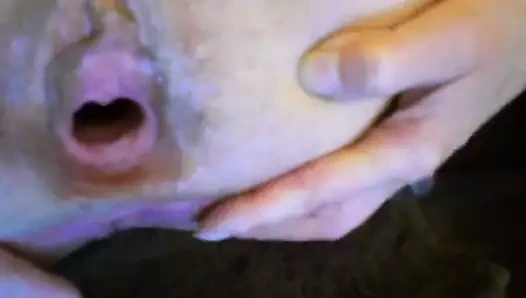 Ivon onu büyük açık kedi delik gösterir